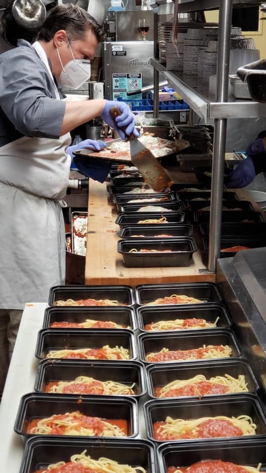 Da Nina preparing donated meals during the pandemic